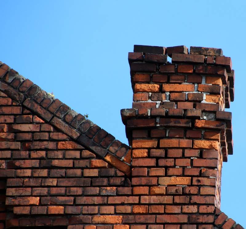 Damaged chimney on an Beverly Hills home showing cracks and missing mortar